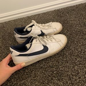 White & navy blue low Nike retro shoes